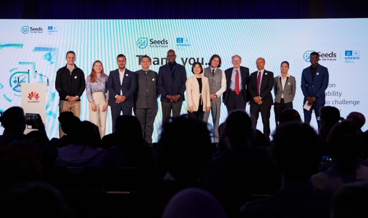 Speakers gather on stage for Huawei Digital Talent Summit group photo