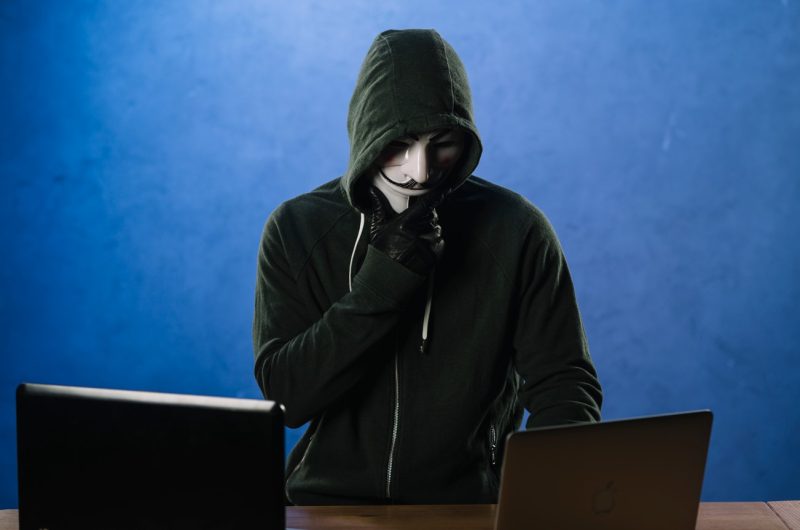 Stalkerware es un programa malicioso de espionaje o spyware que se instala en dispositivos móviles o computadoras sin el conocimiento del usuario, que pone en riesgo más allá de la vida digital.